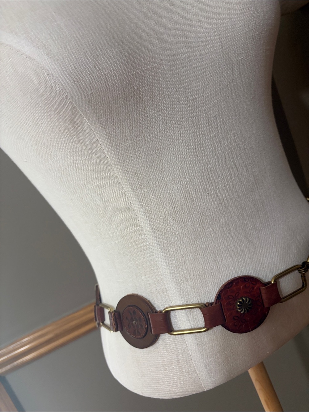 FOSSIL vintage Medallion genuine leather with metal hardware belt size Small - Picture 4 of 9